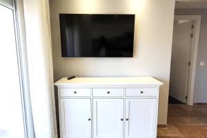 biała szafka z telewizorem na ścianie w obiekcie Modern Two Bedroom Apartment in Marbella Centre w Marbelli