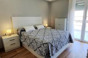 sypialnia z łóżkiem, 2 lampami i oknem w obiekcie Modern Two Bedroom Apartment in Marbella Centre w Marbelli