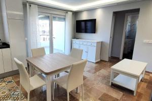 Telewizja i/lub zestaw kina domowego w obiekcie Modern Two Bedroom Apartment in Marbella Centre