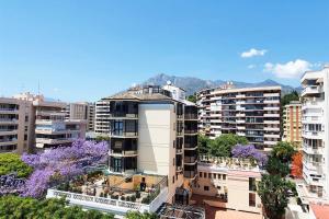 widok na miasto z budynkami i drzewami w obiekcie Modern Two Bedroom Apartment in Marbella Centre w Marbelli