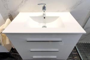 - białą umywalkę w łazience z blatem w obiekcie Modern Two Bedroom Apartment in Marbella Centre w Marbelli