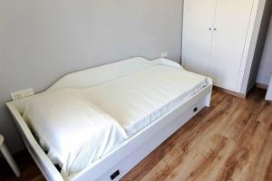 Łóżko lub łóżka w pokoju w obiekcie Modern Two Bedroom Apartment in Marbella Centre