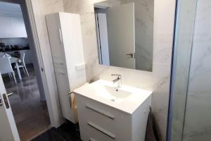 Łazienka w obiekcie Modern Two Bedroom Apartment in Marbella Centre