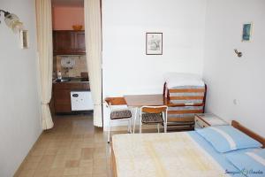 Kuchyňa alebo kuchynka v ubytovaní Apartment in Pisak with sea view, terrace, air conditioning, Wi-Fi (4722-2)