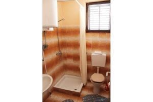 Kúpeľňa v ubytovaní Apartment in Pisak with sea view, terrace, air conditioning, Wi-Fi (4722-2)