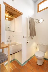 un baño con inodoro y lavabo en Apartamento rústico reformado con encanto (Garraf), en Sant Pere de Ribes