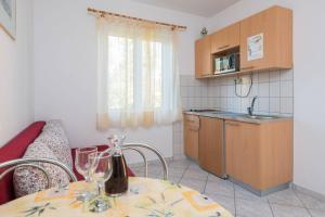 Kuhinja ili čajna kuhinja u objektu Apartment in Orebic with balcony, air conditioning, WiFi, dishwasher (4934-6)