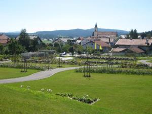 a park with a path and a town in the background at Ferienhaus Evi in Bischofsmais