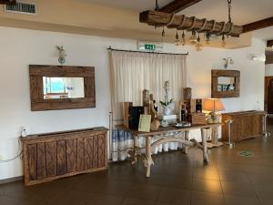 salon ze stołem i oknem w obiekcie Hotel Valkarana Country Relais w mieście Sant Antonio Di Gallura
