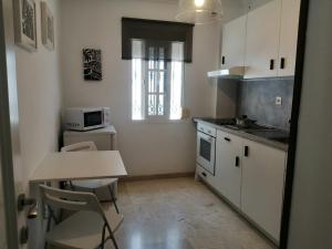 Кухня или мини-кухня в Room in Lovely cottage house Habitaciones en Chalet en Cadiz San Fernando
 +25 фотографий