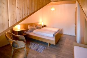 ein Schlafzimmer mit einem Bett in einem Zimmer mit einer Treppe in der Unterkunft Ferienhaus Evi in Bischofsmais