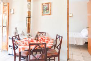 una sala da pranzo con tavolo e sedie di Vast Emerald, the only house in Kavourotrypes a Sárti Altre 24 foto