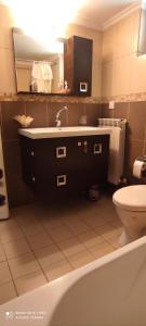 bagno con lavandino e servizi igienici di The Hammam Guest House a Nydri