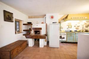 eine Küche mit einem weißen Kühlschrank und einem Herd in der Unterkunft Wild flower cottage in Trenta in Trenta