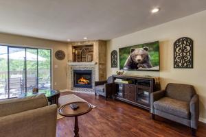 una sala de estar con una pintura de oso en la pared en Memorable "Deer & Doe" by HoneyBearCabins 4BR 3BA, Mountain View Deck, Farmhouse Decor, Hot Tub, Fireplace, 3 Acres en Sevierville