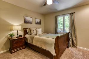 1 dormitorio con cama y ventana en Memorable "Deer & Doe" by HoneyBearCabins 4BR 3BA, Mountain View Deck, Farmhouse Decor, Hot Tub, Fireplace, 3 Acres en Sevierville