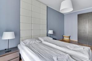 Łóżko lub łóżka w pokoju w obiekcie Grand Apartments - Szafuza Apartment Gdańsk Szafarnia