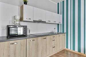 Kuchnia lub aneks kuchenny w obiekcie Grand Apartments - Szafuza Apartment Gdańsk Szafarnia