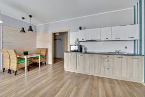 Kuchnia lub aneks kuchenny w obiekcie Grand Apartments - Szafuza Apartment Gdańsk Szafarnia