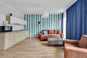 salon z kanapą i stołem w obiekcie Grand Apartments - Szafuza Apartment Gdańsk Szafarnia w Gdańsku