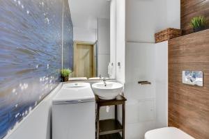 łazienka z umywalką i toaletą w obiekcie Grand Apartments - Szafuza Apartment Gdańsk Szafarnia w Gdańsku +9 zdjęć