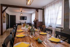 a dining room with a long table with yellow napkins and wine glasses at Gîte La Parenthèse 14 personnes in Loisy-sur-Marne