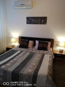 ein Schlafzimmer mit einem großen Bett mit zwei Lampen in der Unterkunft Sea Garden Apartment IDM in Warna