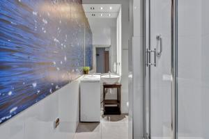 łazienka z umywalką i prysznicem w obiekcie Grand Apartments - Szafuza Apartment Gdańsk Szafarnia w Gdańsku