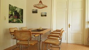 comedor con sillas, mesa y lámpara de araña en Brockenferien en Bad Harzburg