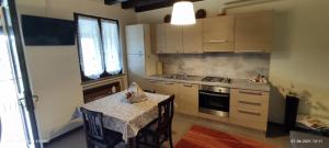 A kitchen or kitchenette at Oxy Holiday Home