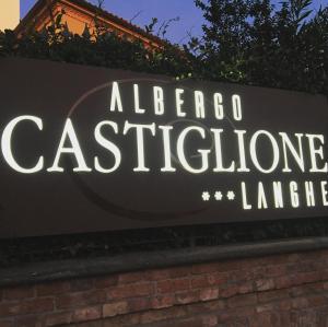 un signe pour albergo castiglione lachebourg dans l'établissement Albergo Castiglione Langhe, à Castiglione Tinella