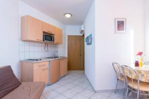 Kuchyňa alebo kuchynka v ubytovaní Apartment in Orebic with sea view, balcony, air conditioning, WiFi (4934-4)
