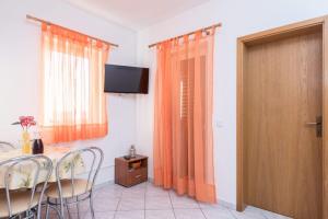 Televízia a/alebo spoločenská miestnosť v ubytovaní Apartment in Orebic with sea view, balcony, air conditioning, WiFi (4934-4)
