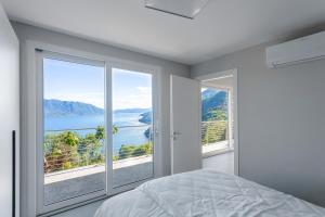 a bedroom with a bed and a view of the water at Ilfico in Cannero Riviera