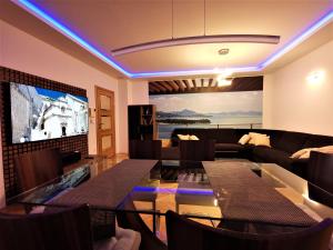TV a/nebo společenská místnost v ubytování Apartment Makarska, panoramic sea & mountains view, Čuček