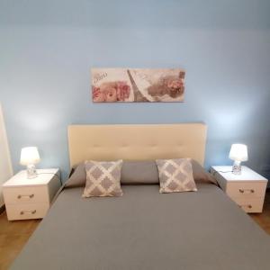 - une chambre avec un grand lit et 2 tables de chevet dans l'établissement La casa di Anita nel cuore di Segesta, à Calatafimi-Segesta