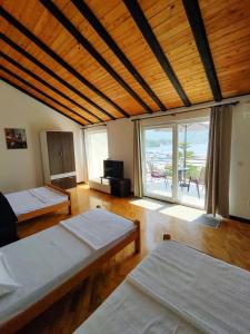 um quarto amplo com 2 camas e uma janela grande em Apartments Danilo em Herceg Novi