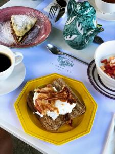 ein gelber Teller mit Essen auf einem Tisch mit Toast in der Unterkunft Il Carrubo Capri in Anacapri