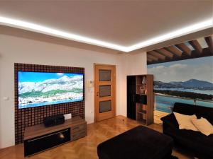 TV a/nebo společenská místnost v ubytování Apartment Makarska, panoramic sea & mountains view, Čuček