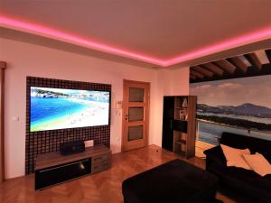 TV a/nebo společenská místnost v ubytování Apartment Makarska, panoramic sea & mountains view, Čuček