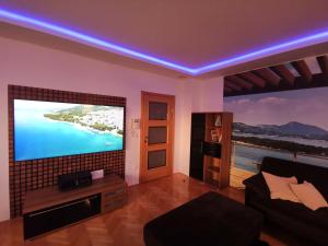 TV a/nebo společenská místnost v ubytování Apartment Makarska, panoramic sea & mountains view, Čuček