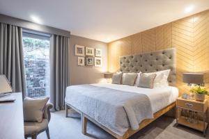 Postel nebo postele na pokoji v ubytování Murrayfield Hotel