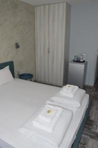 Un pat sau paturi într-o cameră la Villa Valentines