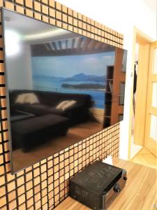TV a/nebo společenská místnost v ubytování Apartment Makarska, panoramic sea & mountains view, Čuček