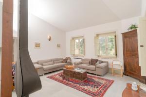 Sala de estar con 2 sofás y mesa en LA FORNACE en San Casciano dei Bagni