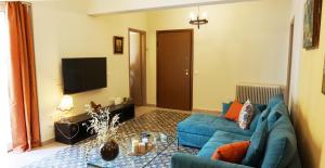 TV a/nebo společenská místnost v ubytování A few steps away from Syntagma and Plaka by Athenian Homes