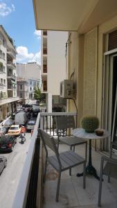 En balkong eller terrass på A few steps away from Syntagma and Plaka by Athenian Homes