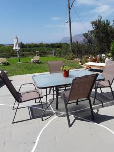 Marianos Apartments في كيساموس: طاولة وكراسي على فناء