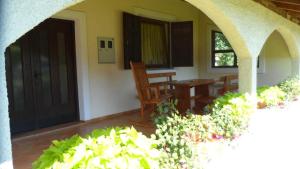 salon ze stołem, krzesłami i drzwiami w obiekcie Room in Rakovica with terrace, air conditioning, WiFi 4371-5 w mieście Rakovica