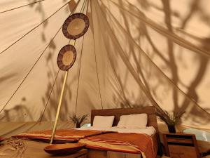 Voodi või voodid majutusasutuse Under Canvas Bornholm toas